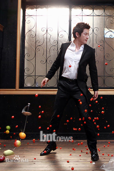 最新朴施厚(，Park Si Hoo)在《一天》图册中的壁纸