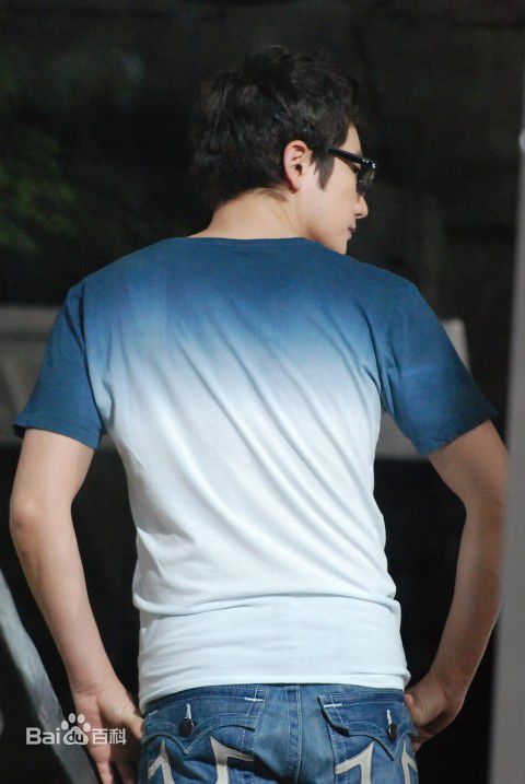 最新朴施厚(，Park Si Hoo)在《一天》图册中的壁纸