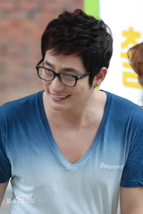 最新朴施厚(，Park Si Hoo)在《一天》图册中的壁纸