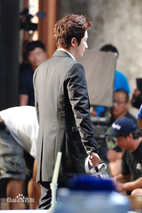 最新朴施厚(，Park Si Hoo)在《一天》图册中的壁纸