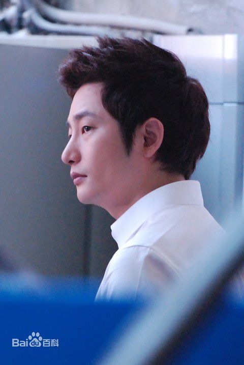 最新朴施厚(，Park Si Hoo)在《一天》图册中的壁纸