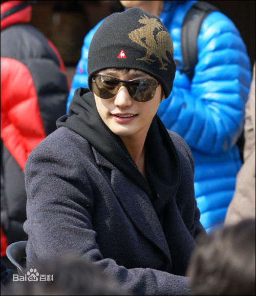 朴施厚(，Park Si Hoo)在《一枝梅》图册中的