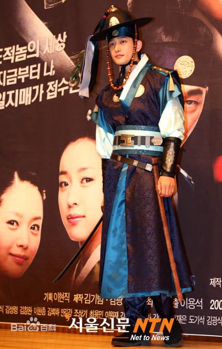 朴施厚(，Park Si Hoo)在《一枝梅》图册中的