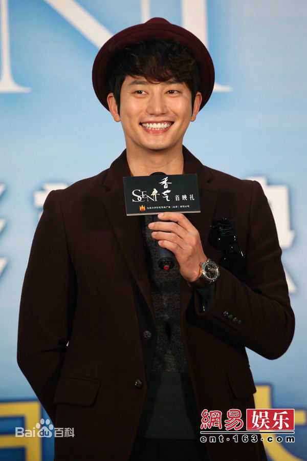 朴施厚(，Park Si Hoo)在201408《香气》首映图册中的