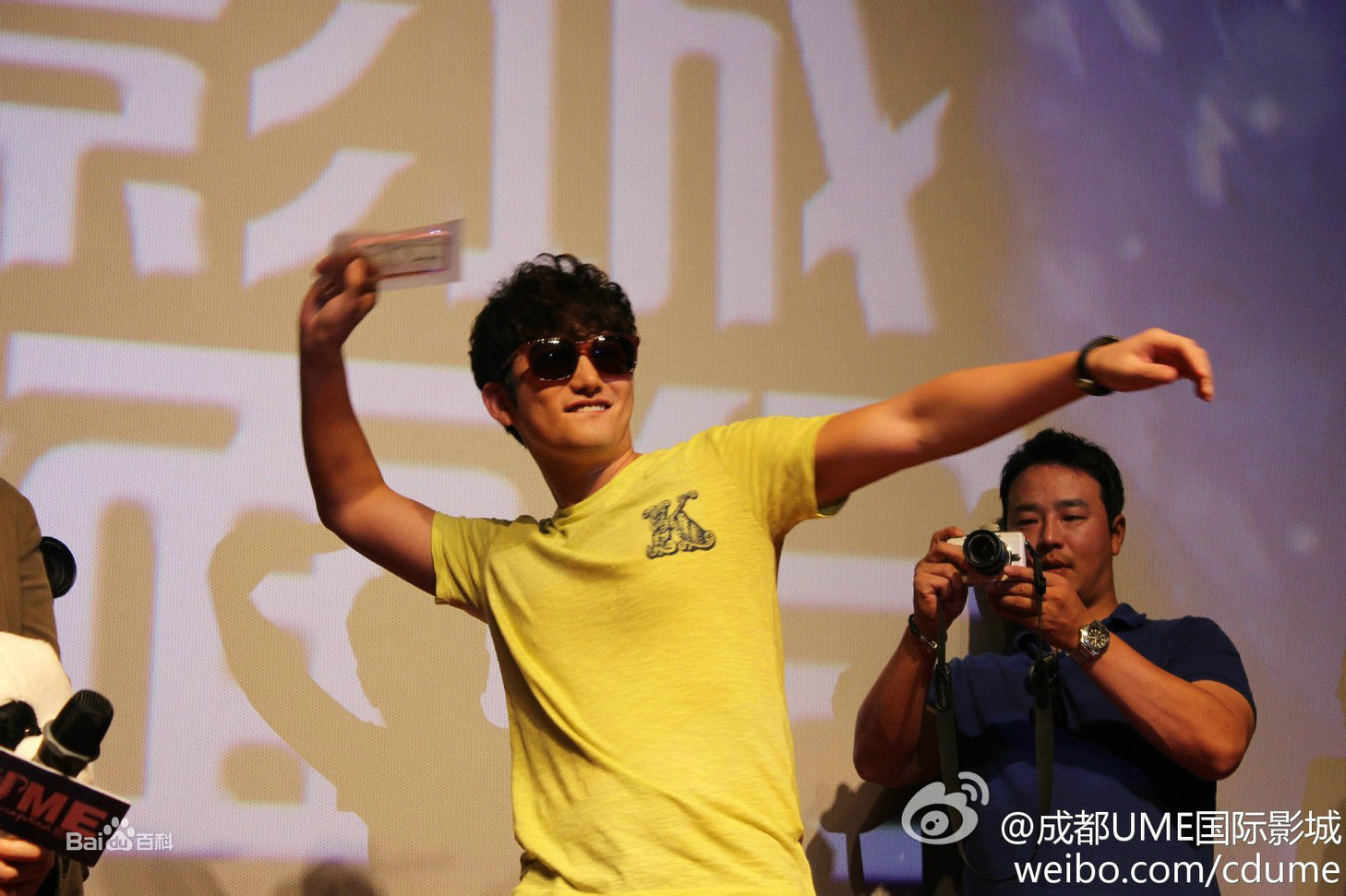 朴施厚(，Park Si Hoo)在201408《香气》首映图册中的