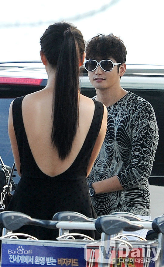 朴施厚(，Park Si Hoo)在201408《香气》首映图册中的