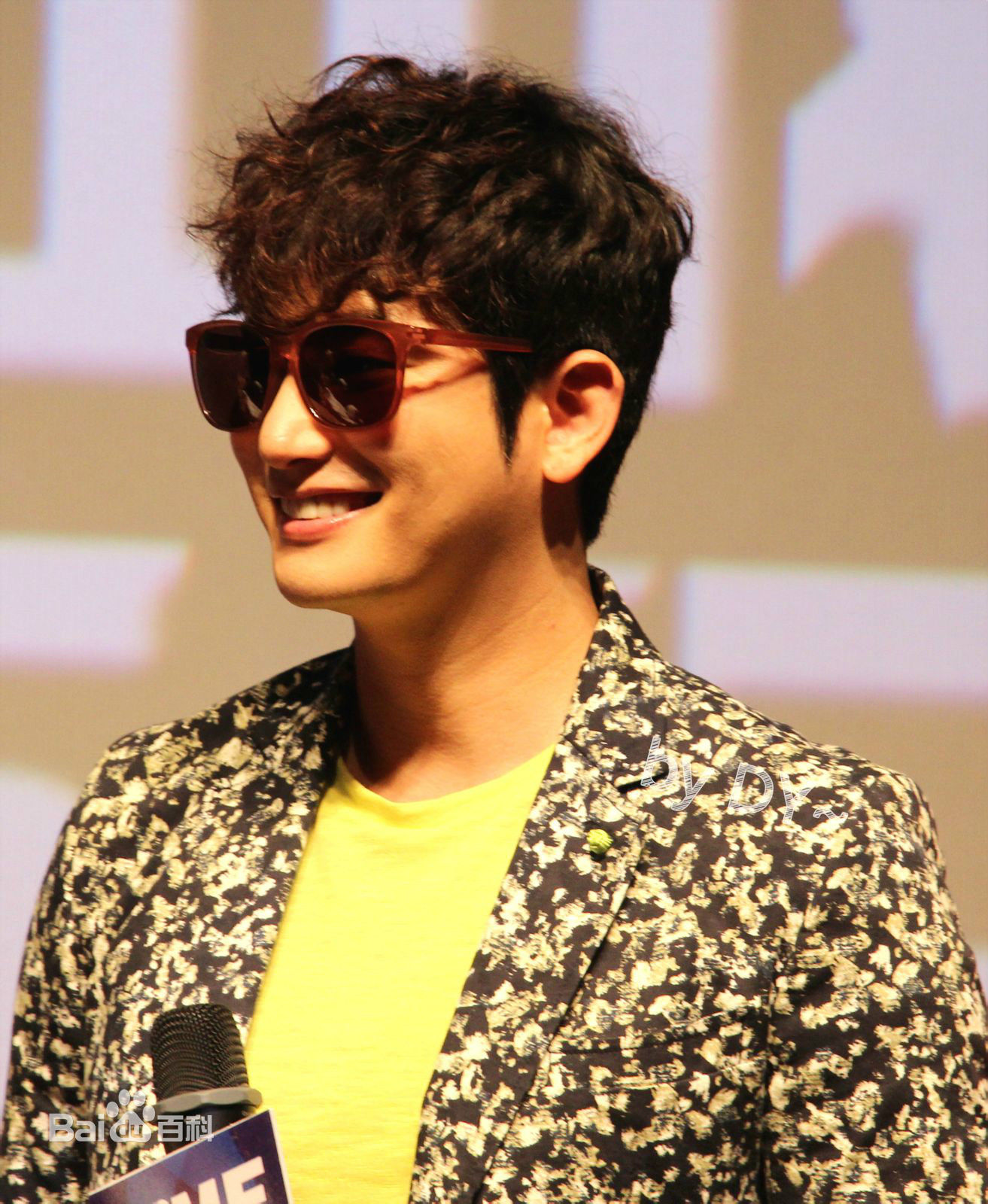 朴施厚(，Park Si Hoo)在201408《香气》首映图册中的