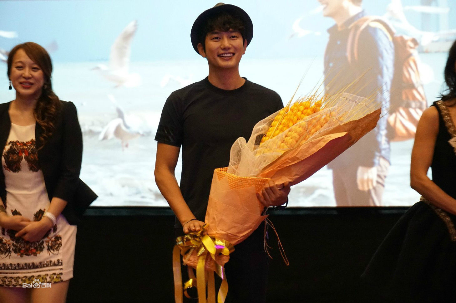 朴施厚(，Park Si Hoo)在201408《香气》首映图册中的