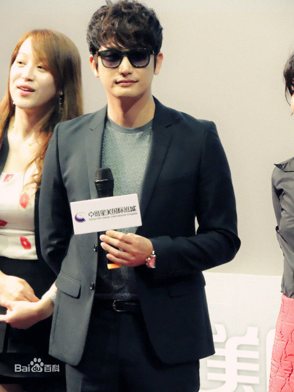 朴施厚(，Park Si Hoo)在201408《香气》首映图册中的