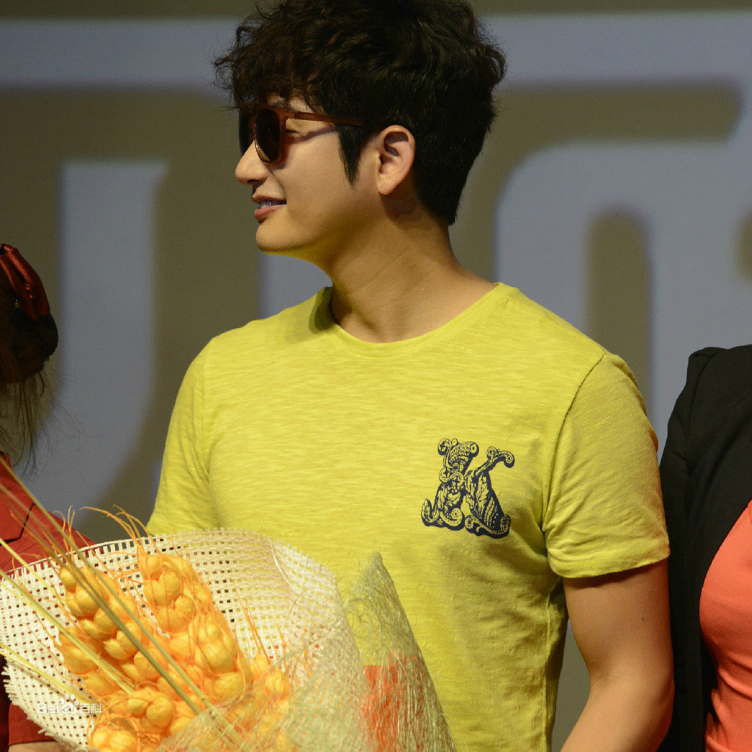 朴施厚(，Park Si Hoo)在201408《香气》首映图册中的