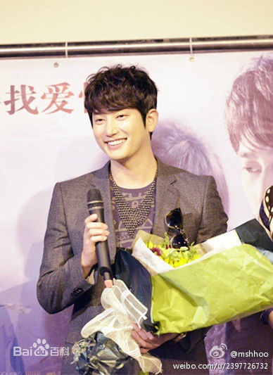 朴施厚(，Park Si Hoo)在201408《香气》首映图册中的