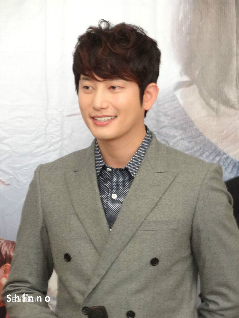 朴施厚(，Park Si Hoo)在201408《香气》首映图册中的