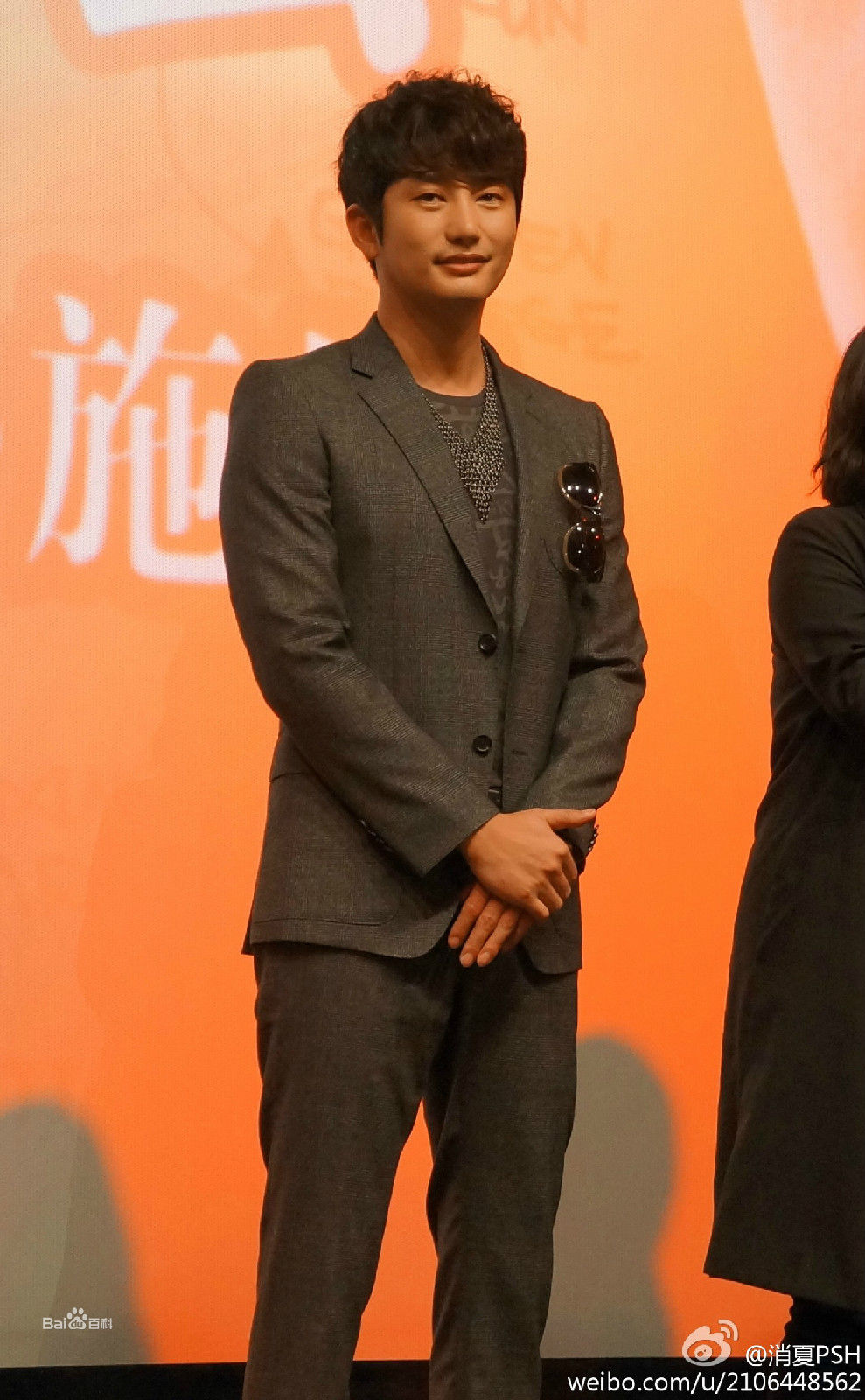 朴施厚(，Park Si Hoo)在201408《香气》首映图册中的