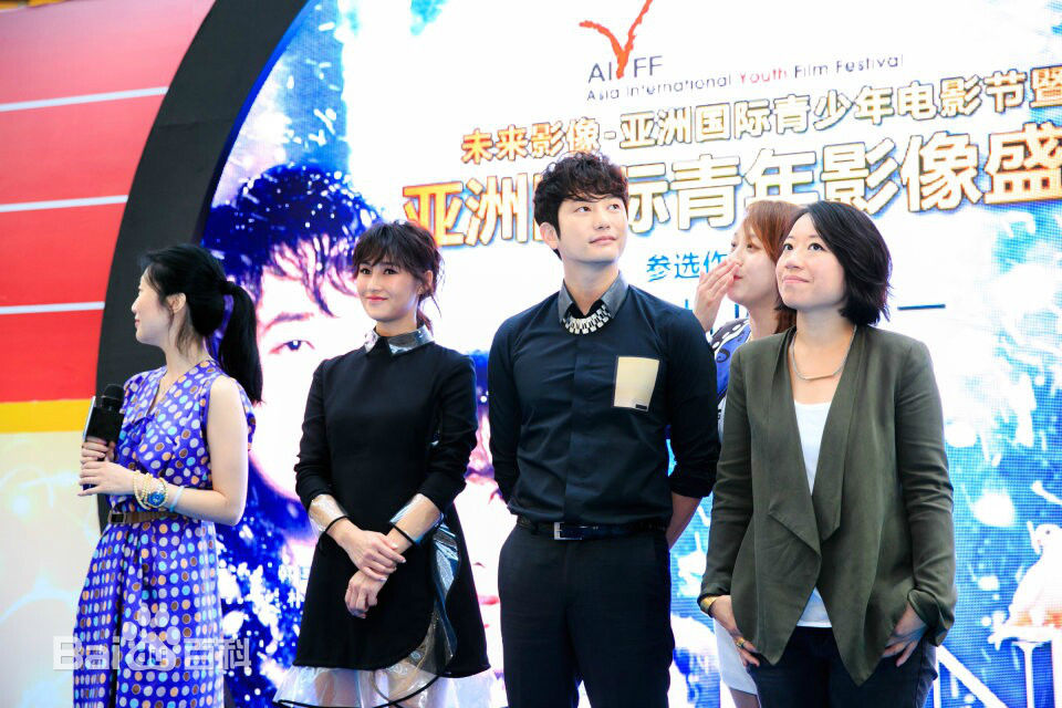 朴施厚(，Park Si Hoo)在201408《香气》首映图册中的