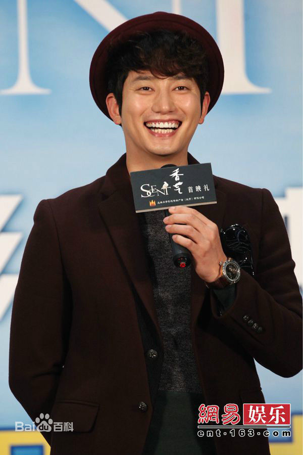 朴施厚(，Park Si Hoo)在201408《香气》首映图册中的