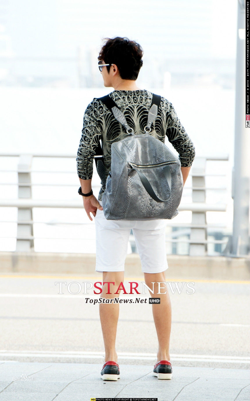 朴施厚(，Park Si Hoo)在201408《香气》首映图册中的