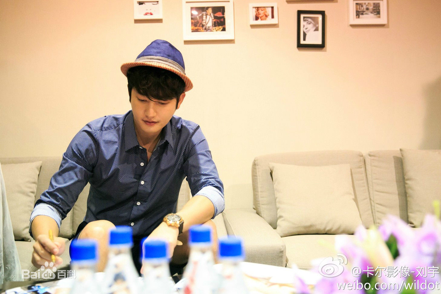 朴施厚(，Park Si Hoo)在201408《香气》首映图册中的