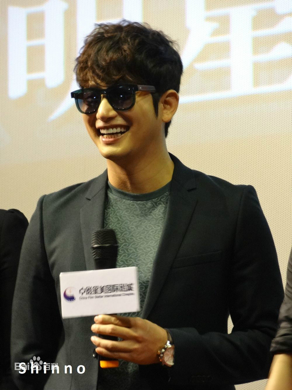 朴施厚(，Park Si Hoo)在201408《香气》首映图册中的