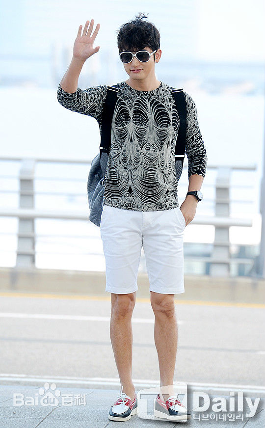 朴施厚(，Park Si Hoo)在201408《香气》首映图册中的