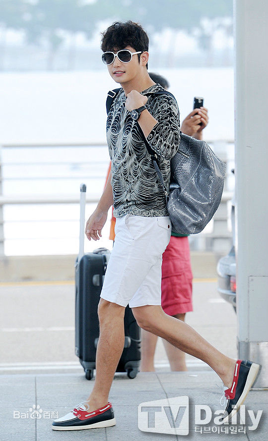 朴施厚(，Park Si Hoo)在201408《香气》首映图册中的