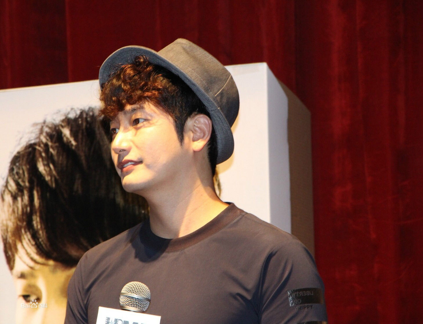 朴施厚(，Park Si Hoo)在201408《香气》首映图册中的