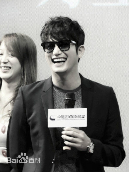 朴施厚(，Park Si Hoo)在201408《香气》首映图册中的