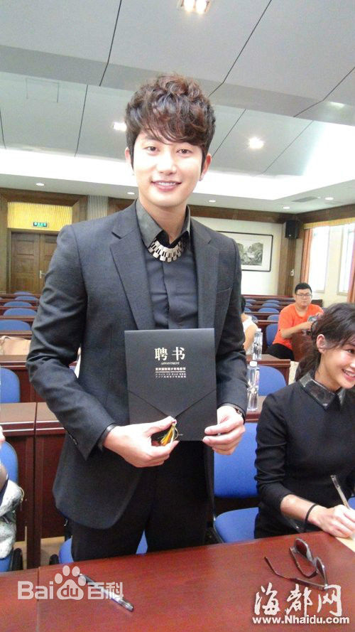 朴施厚(，Park Si Hoo)在201408《香气》首映图册中的