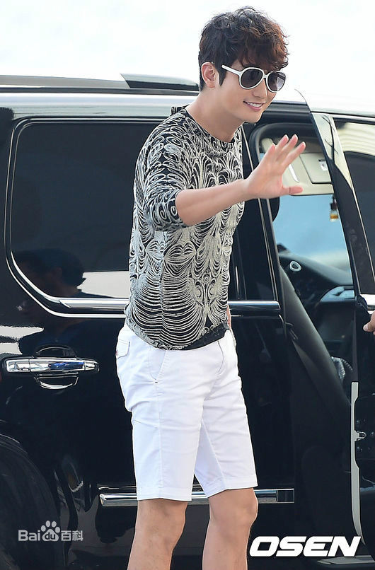 朴施厚(，Park Si Hoo)在201408《香气》首映图册中的