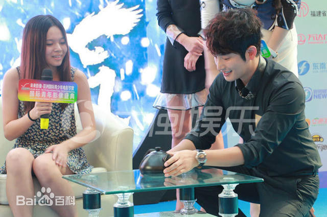 朴施厚(，Park Si Hoo)在201408《香气》首映图册中的