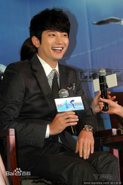 朴施厚(，Park Si Hoo)在201408《香气》首映图册中的