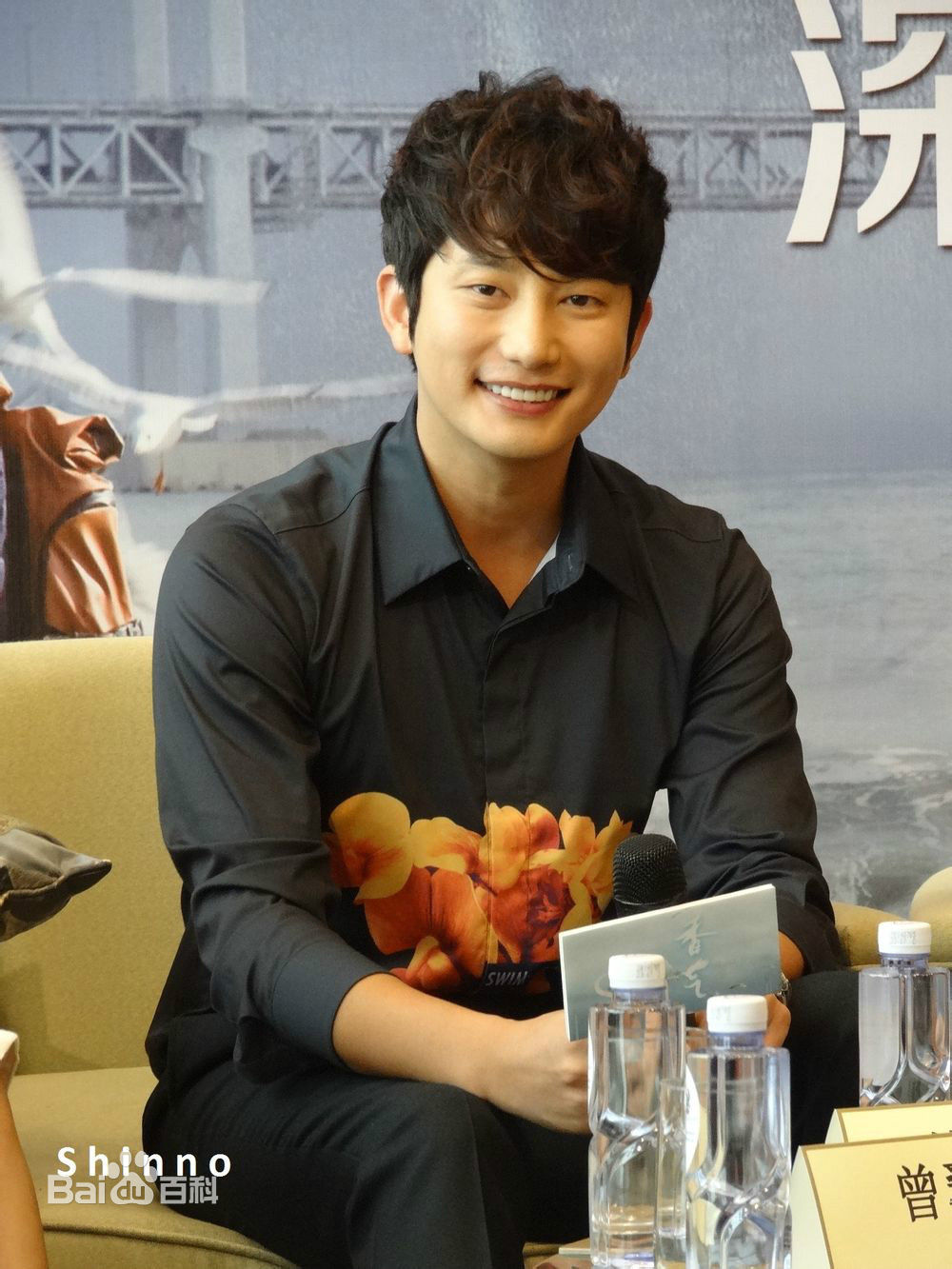 朴施厚(，Park Si Hoo)在201408《香气》首映图册中的