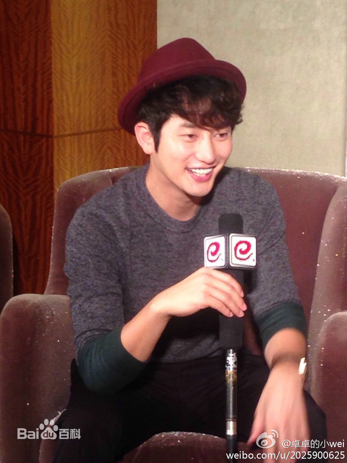 朴施厚(，Park Si Hoo)在201408《香气》首映图册中的