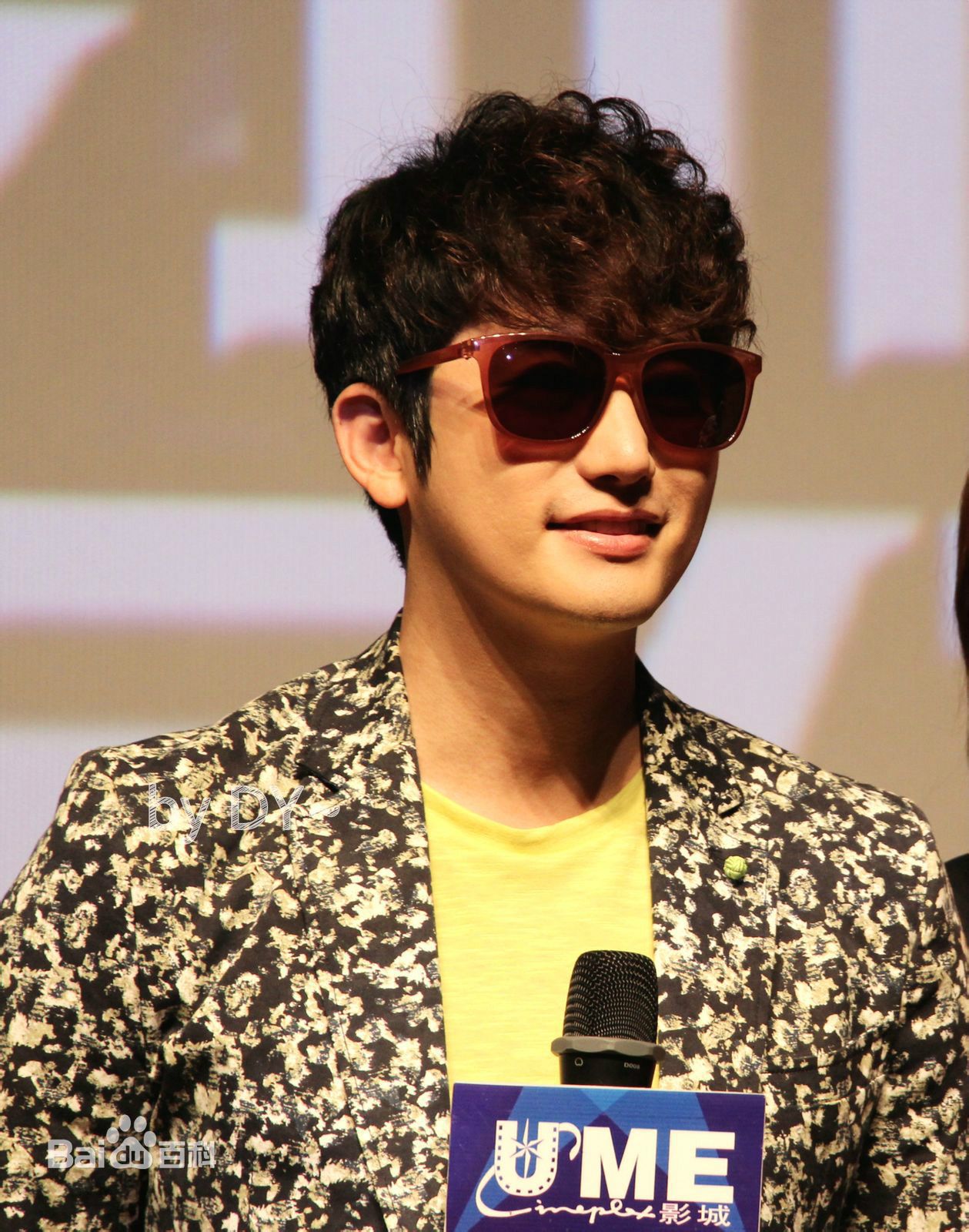 朴施厚(，Park Si Hoo)在201408《香气》首映图册中的