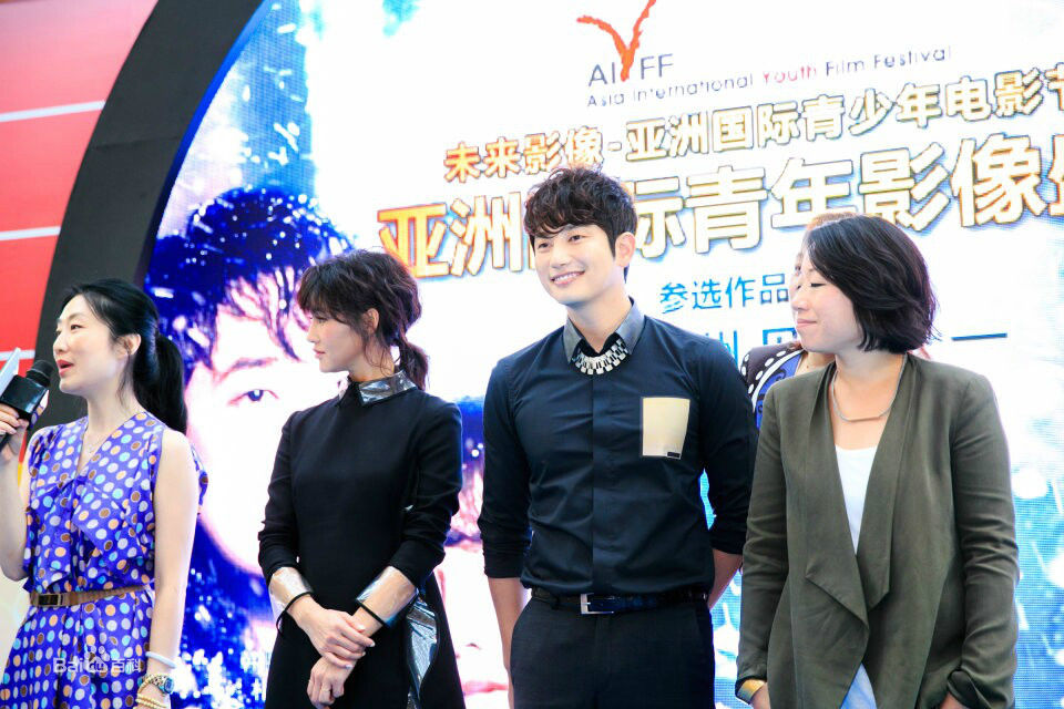 朴施厚(，Park Si Hoo)在201408《香气》首映图册中的