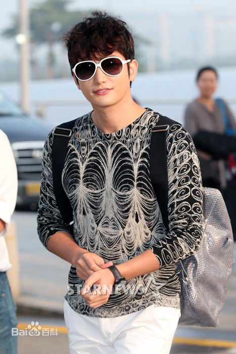 朴施厚(，Park Si Hoo)在201408《香气》首映图册中的