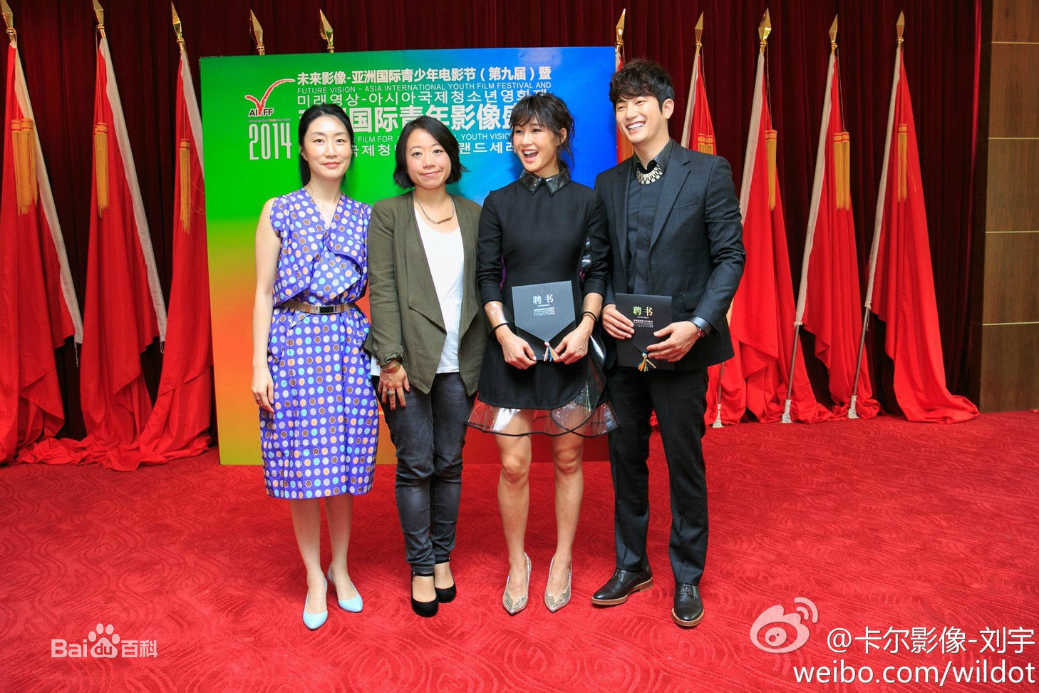 朴施厚(，Park Si Hoo)在201408《香气》首映图册中的