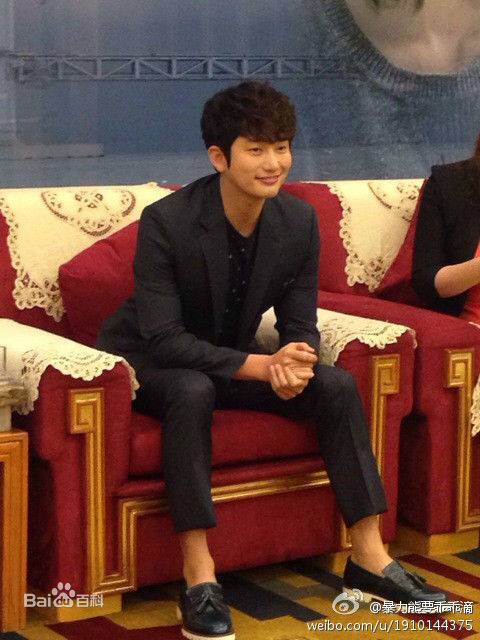 朴施厚(，Park Si Hoo)在201408《香气》首映图册中的