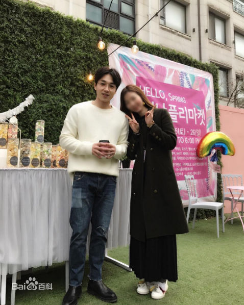 李硕薰（正确汉字名）(，Lee Seok Hoon)李硕薰生活照相册