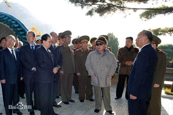 金正恩(（朝鲜文）；Kim Jong-un（英文）)与金正日素颜照相册