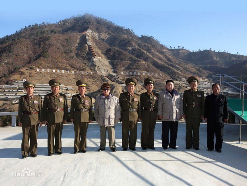 金正恩(（朝鲜文）；Kim Jong-un（英文）)与金正日素颜照相册