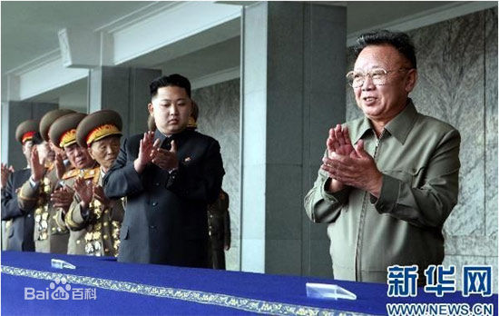 金正恩(（朝鲜文）；Kim Jong-un（英文）)与金正日素颜照相册