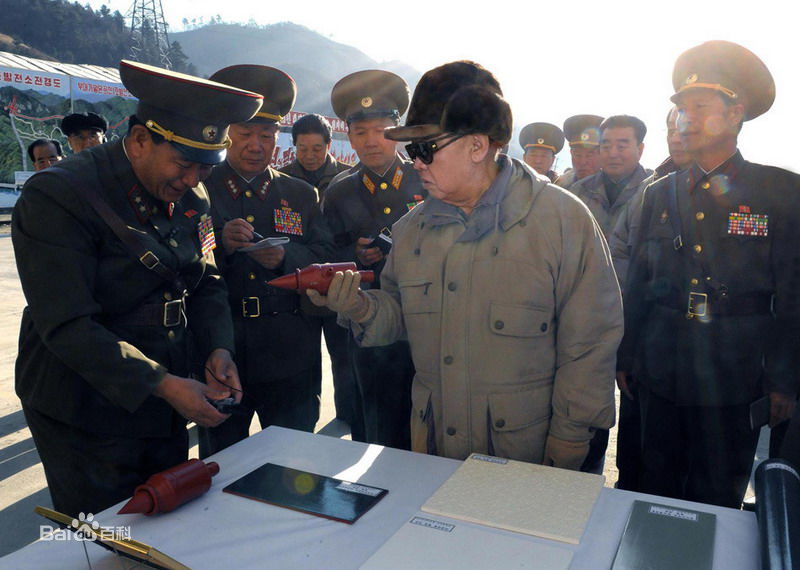 金正恩(（朝鲜文）；Kim Jong-un（英文）)与金正日素颜照相册