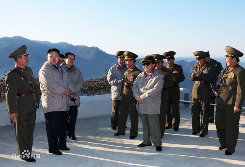 金正恩(（朝鲜文）；Kim Jong-un（英文）)与金正日素颜照相册