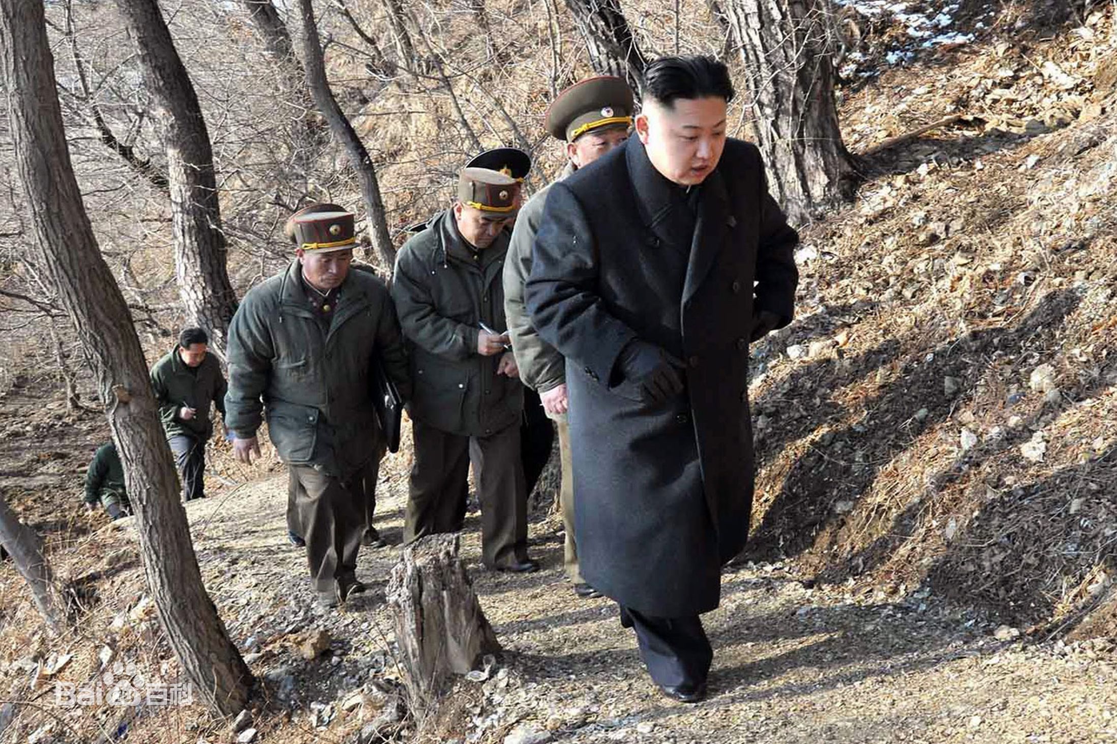 金正恩(（朝鲜文）；Kim Jong-un（英文）)前后照片