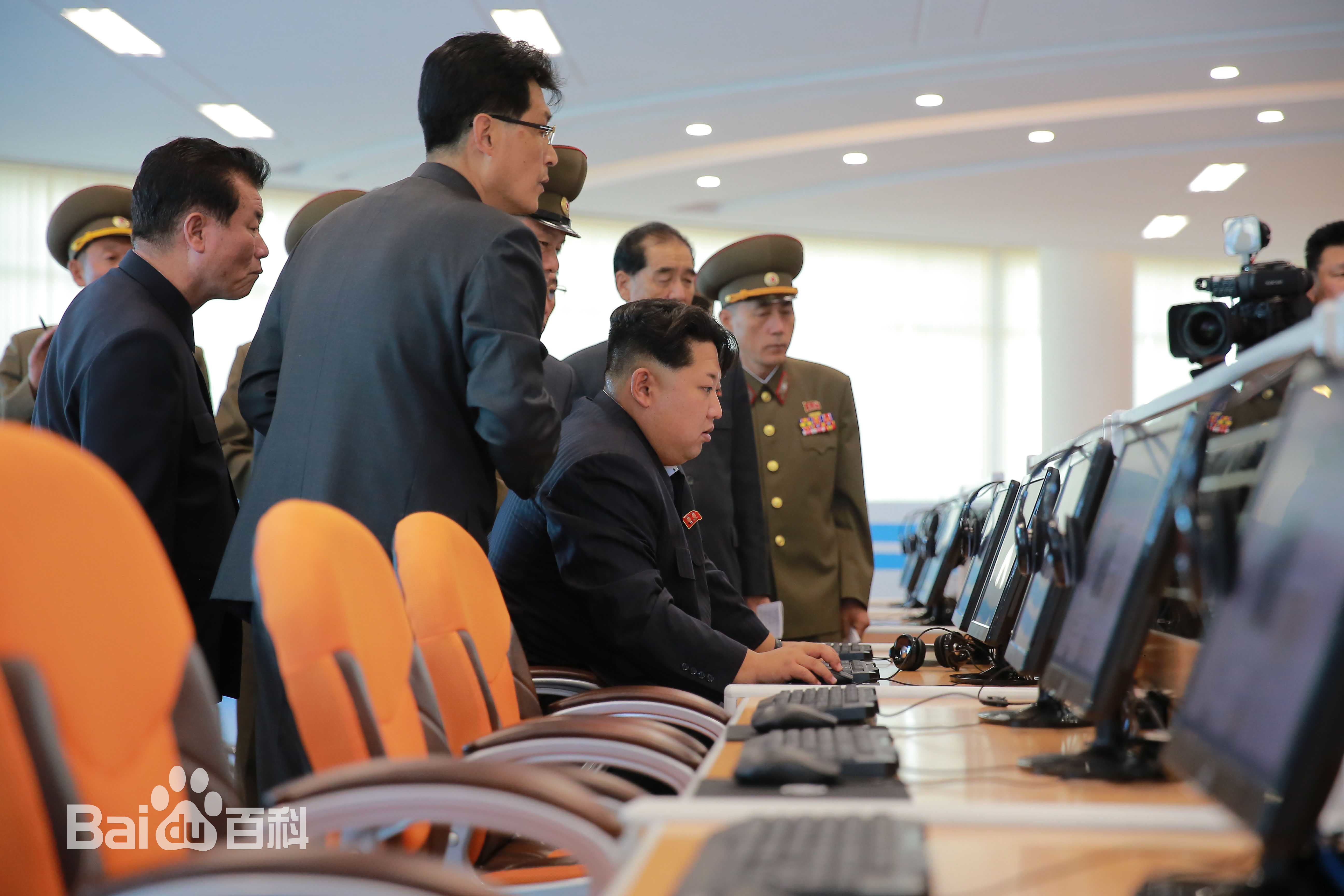 金正恩(（朝鲜文）；Kim Jong-un（英文）)前后照片