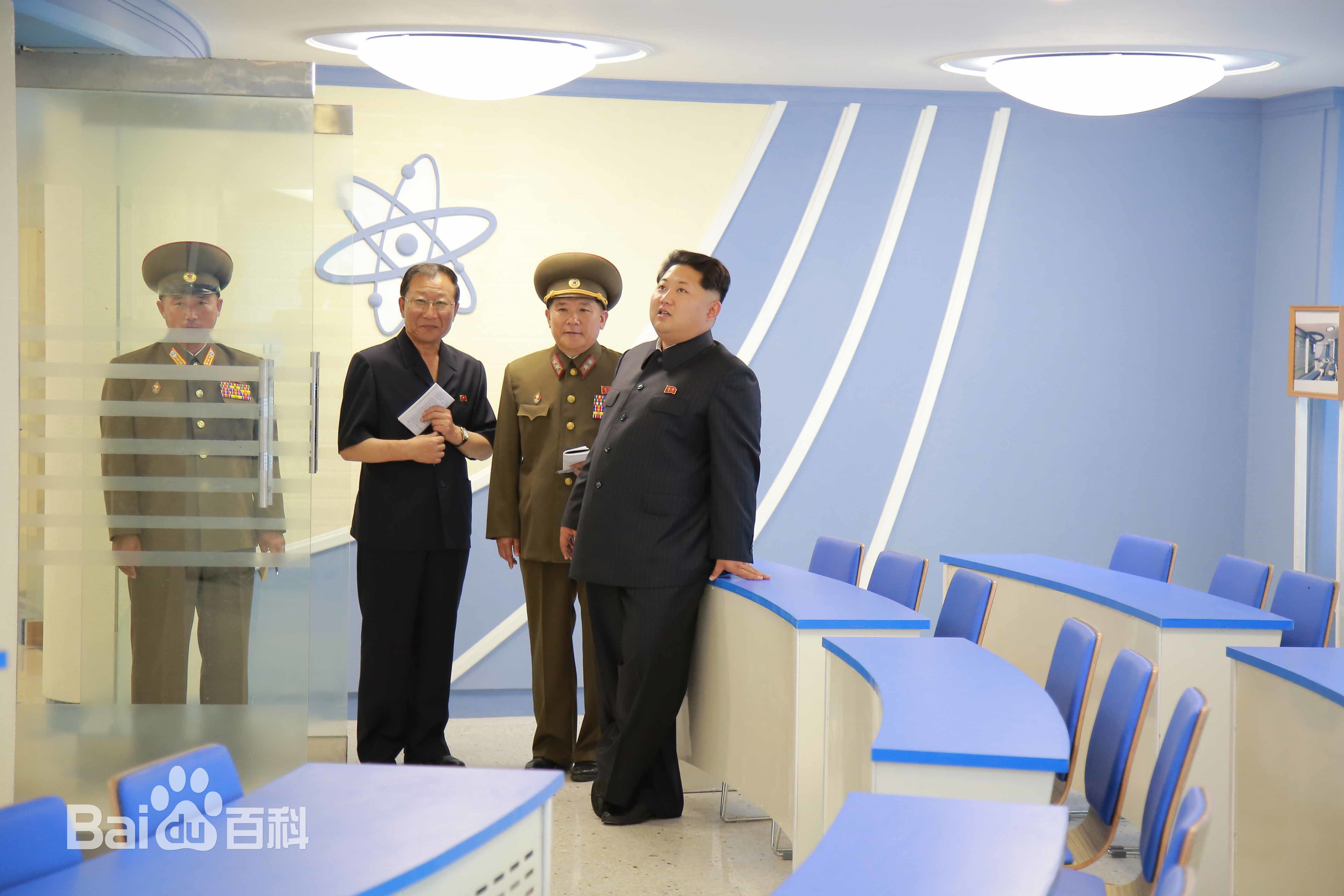 金正恩(（朝鲜文）；Kim Jong-un（英文）)前后照片