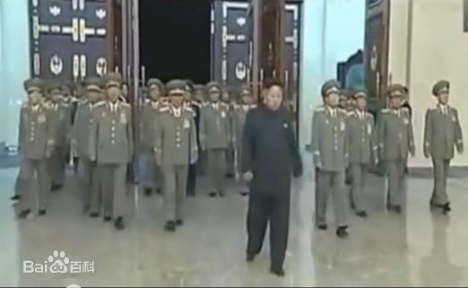 金正恩(（朝鲜文）；Kim Jong-un（英文）)前后照片
