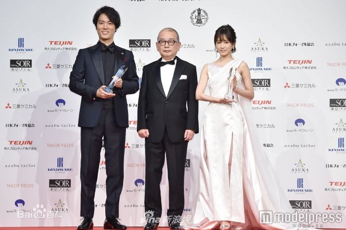 桐谷健太(きりたに けんた)最佳正装大奖前后照片