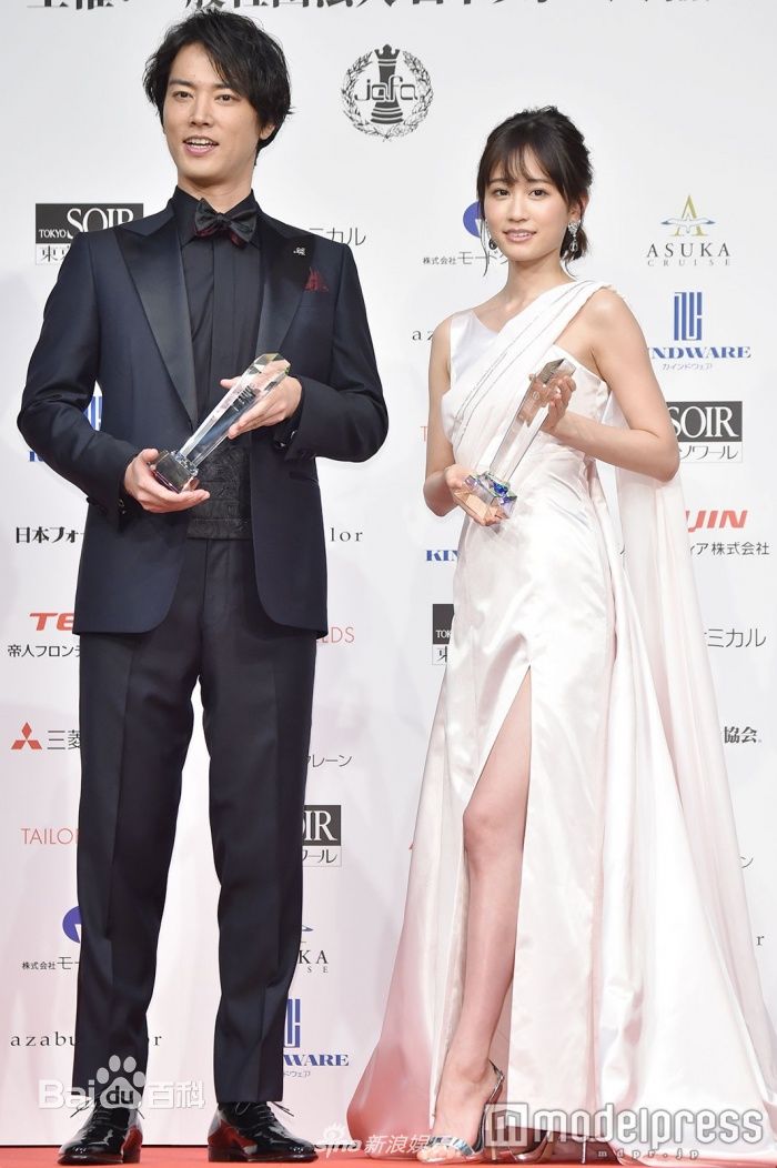 桐谷健太(きりたに けんた)最佳正装大奖前后照片