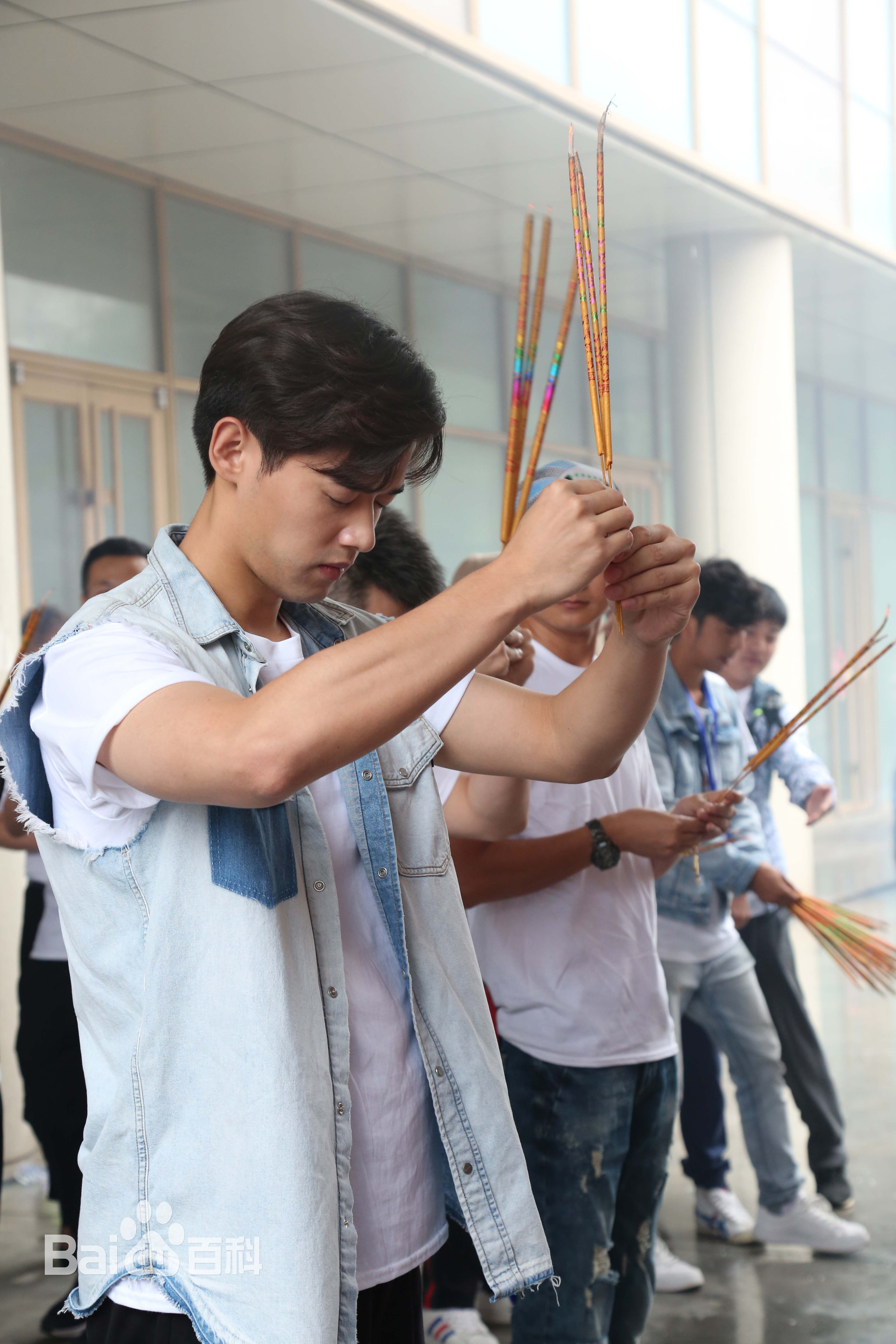 最全刘冬沁在《你是我的英雄》开机图中的相册